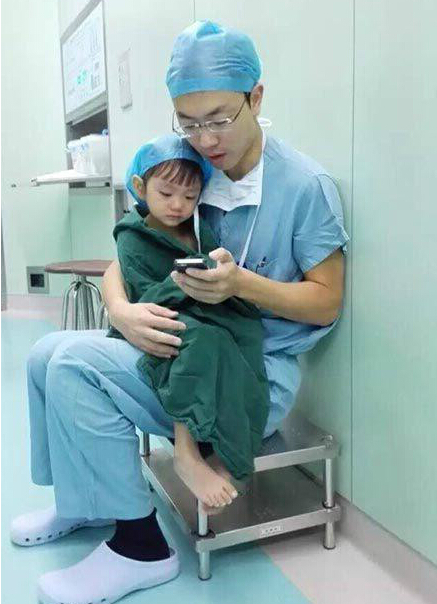 向日葵影视大門鎖_醫生哄小蘿莉